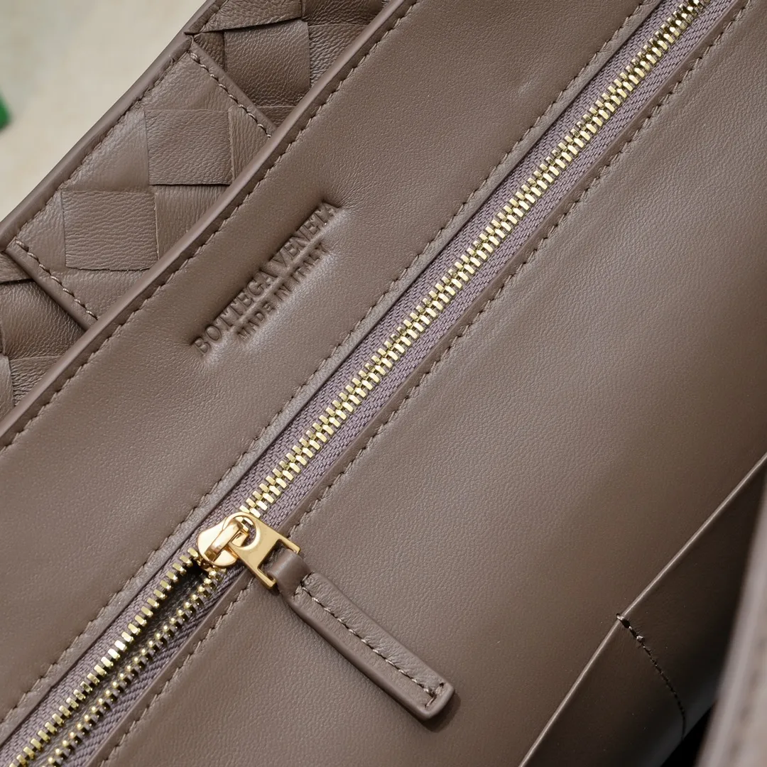 Batch 3760 #Bottega Veneta 2023 spring and summer new Andiamo handbag, many stars have the same style 🎈 Classic full-body leather weaving with golden knot buckle, stable and chic enough [satisfied] The whole body is made of Nappa sheep leather, comfortable, soft and dynamic. The sliding metal knot buckle can adjust the shoulder strap, single shoulder/handbag/crossbody, multiple carrying methods, large bag capacity, suitable for commuting/daily/traveling This bag is divided into small/medium/large sizes. There is always one that suits you, so take it with you🎀🎀 Size: 45*22*34, model: 5543#